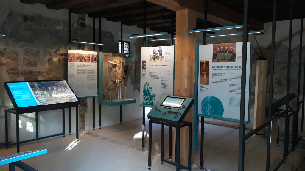 Blick in die Dauerausstellung im Erdgeschoss des Badhauses, Foto: Susanne Grosser/FFM