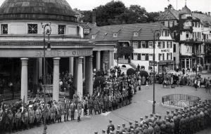 HJ-und-SA-auf-dem-Brunnenplatz