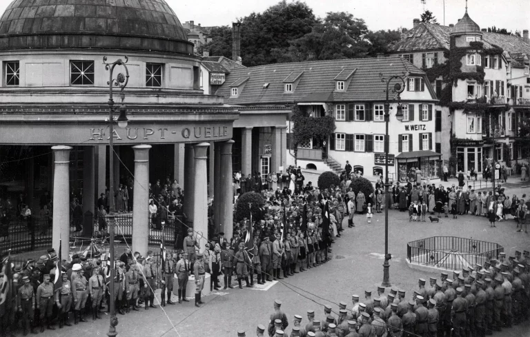 HJ-und-SA-auf-dem-Brunnenplatz